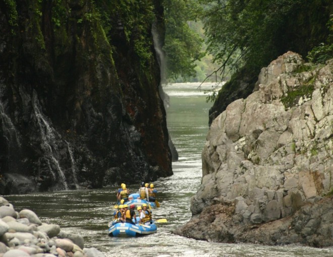 Rafting reventazon river