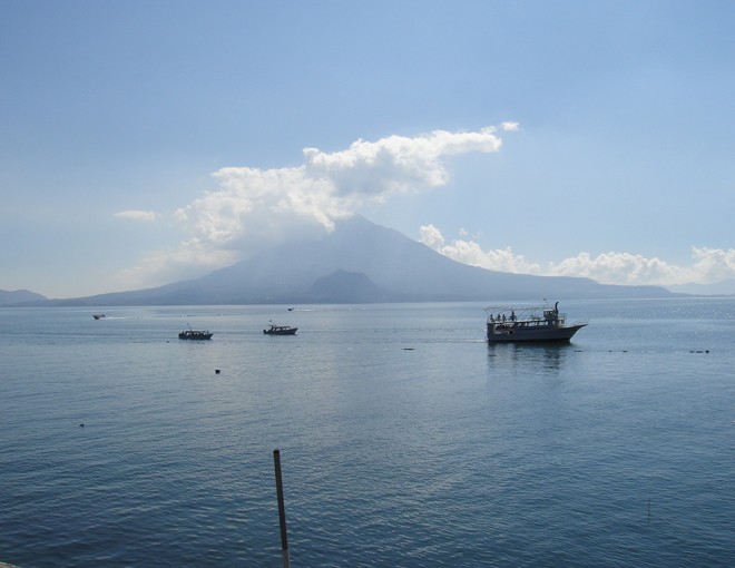 Excursión en barco por el lago de Atitlán